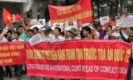 Các bạn trẻ phản đối Trung Quốc đưa giàn 