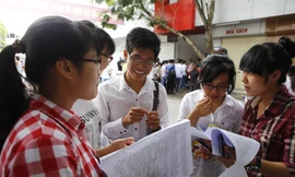 Thí sinh xem lại bài sau giờ thi môn Hóa học sáng nay 5/7. Ảnh: Như Ý