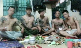  Những tấm ảnh gây xôn xao cho rằng các "đại ca" ở trong trại nhưng vẫn được ăn uống sung sướng, có điện thoại để "khoe" trên facebook. Ảnh từ internet.