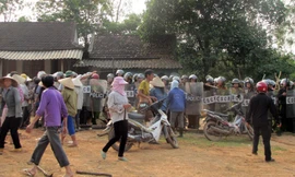 Hàng trăm người dân bắt giữ bốn chiến sĩ công an đang làm nhiệm vụ trên địa bàn thôn Trung Sơn, xã Bắc Sơn ngày 10/4 khiến hơn 100 chiến sĩ phải đến giải cứu.