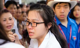 Thí sinh thi ĐH Ngoại thương khóc nức nở vì quên máy tính
