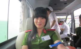 Chiến sĩ áo xanh và Chủ Nhật Đỏ