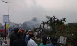 Hỏa hoạn thiêu rụi xưởng mộc sát bờ đê