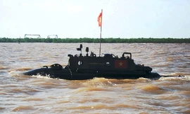 Ban đầu tàu chỉ chạy chậm và di chuyển ở 1 khu vực nhất định 