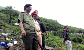 Ông Đinh Tiến Quân tại hiện trường tai nạn. Ảnh: Tùng Duy