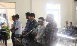 Bị cáo và đại diện gia đình nạn nhân tại tòa. Ảnh: Văn Tài