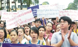 Thanh niên TPHCM xuống đường tuần hành do Hội Luật gia TP tổ chức, phản đối Trung Quốc đặt giàn khoan trái phép trên vùng biển Việt Nam. Ảnh: HUY THỊNH