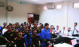 Các luật sư tập trung làm rõ khoản tiền bôi trơn khi mua bán ụ nổi 83M trong phiên tòa sáng 23/4. Ảnh: Bảo Thắng