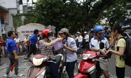 Thí sinh sau giờ làm bài. Ảnh: Như Ý