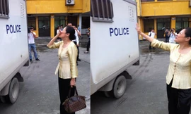 Vợ Dương Chí Dũng tươi cười, hôn gió chồng. Ảnh: Bảo Thắng