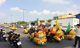 Dàn mô tô khủng màu vàng dẫn đoàn đua xe đạp