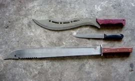 Cơ quan chức năng thu giữ hung khí liên quan vụ việc.