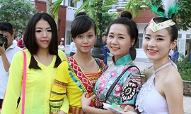 Thí sinh trước giờ vào thi năng khiếu tại ĐH Văn hóa Hà Nội. 