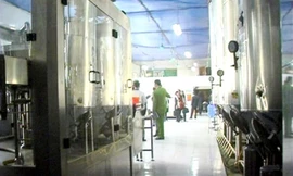 Bên trong khu sản xuất của Cty CP Xuất nhập khẩu 29 Hà Nội phần lớn sử dụng các phuy lớn hàng nghìn lít để chế rượu. Ảnh: Dân Việt