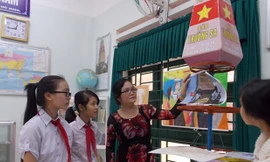 Cô giáo Minh dạy trực quan cho học trò tài phòng học bộ môn. 