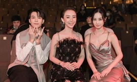 Thu Trang thay 2 bộ váy, quyết tâm "chặt đẹp" đàn em Jun Vũ trên thảm đỏ ra mắt phim Tết