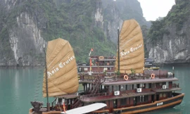 Màu sơn tàu du lịch đã đi vào tiềm thức của hàng triệu du khách, giờ sẽ có màu trắng