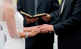 Chưa kịp thành vợ chồng vì mục sư lăn ra… chết