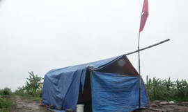 Khung lều, cờ Tổ quốc và bàn thờ bị lấy và ném đi mất