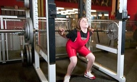 Bé gái 10 tuổi nâng bổng quả tạ gần 100 kg