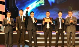 Phó Thủ tướng Vũ Đức Đam trao giải nhất cho sản phẩm Giải pháp Phần mềm quảng cáo trên nền thiết bị di động "Mobile Advertising Network" - Ảnh: VGP/Đình Nam