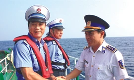 Cán bộ CSB Việt Nam trên tàu ngư chính Trung Quốc