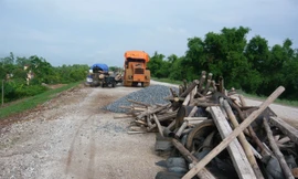 Công trình làm đê ở Hưng Yên với vốn đầu tư 2.700 tỷ đồng (do một doanh nghiệp ở Ninh Bình đầu tư) vẫn tiến độ rùa. Ảnh:P.A