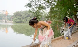 Một em nhỏ của nhóm nhặt rác bên hồ Gươm