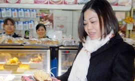 Chị Trần Kim Oanh mua bánh mừng SN lần thứ 4 của con trai (16 tuổi)