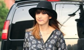 Lee Hyori diện váy rộng thùng thình che bụng bầu?