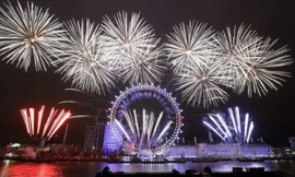 Pháo hoa mừng năm mới ở Mắt London, hay còn gọi là Vòng quay Thiên niên kỷ. Ảnh: AP.