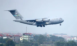'Ngựa thồ' C-17 chở trực thăng của Tổng thống Mỹ đáp xuống Nội Bài