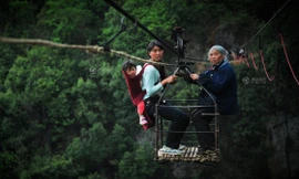 Đứng tim cảnh người dân 'đu' qua hẻm núi