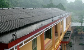 Vừa học vừa lo lớp sập mái