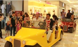 Xuân Bắc dẫn đoàn ‘Cầu thủ tí hon’ khám phá Vincom Mega Mall Royal City