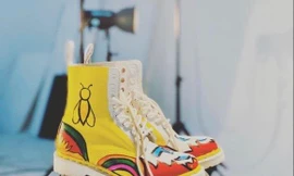 Jack khoe đôi giày có hình vẽ đom đóm rõ to cùng thông điệp cám ơn fan