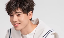 Soái ca tân binh “Hospital Playlist” gây sốt với gương mặt hao hao Park Bo Gum