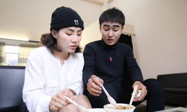 Tinh tế như Đạt G: Vớt hết hành ra khỏi tô hủ tiếu trước khi Du Uyên dùng món