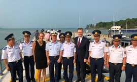 Đại sứ Mỹ Daniel Kritenbrink, Trung tướng Nguyễn Quang Đạm, Tư lệnh lực lượng Cảnh sát biển Việt Nam, Phó Đô đốc Fred M. Midgette, Tư lệnh lực lượng Tuần duyên Mỹ , Tổng Lãnh sự Mỹ tại TP. Hồ Chí Minh Mary Tarnowka và các quan chức Việt Nam tại Phú Quốc.