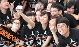 Thầy giáo vẽ trái tim lên má, 'chơi tới bến' cùng trò