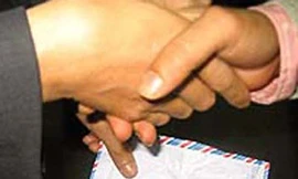 Xem xét lại danh hiệu thi đua vụ 'tới tấp phong bì'