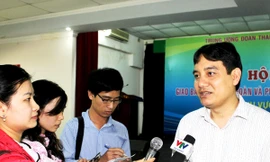 Anh Nguyễn Đắc Vinh trả lời phỏng vấn báo chí tại Hội nghị. Ảnh: N.H