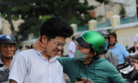 Sỹ tử, thầy chùa, chiến sỹ... những khoảnh khắc lặng người trong mùa thi tốt nghiệp 