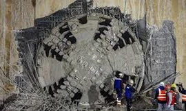 Nhìn gần khoảnh khắc robot đào hầm 'Thần tốc' xuyên lòng đất tiến vào ga Cát Linh