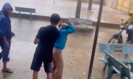 Nam sinh vô lễ với cựu chiến binh; Phụ huynh hành hung lôi cô giáo ra giữa trời mưa