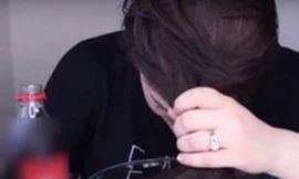 Gội đầu bằng nước ngọt có ga là một trong những cách chăm sóc tóc mới lạ nhưng thực sự vẫn gây tranh cãi.