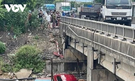 4 người thoát nạn khi xe ô tô lao xuống sông