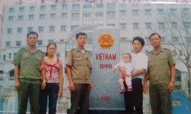 Vợ chồng Lục Thị Tuyết đưa con thăm Đồn Biên phòng Tân Thanh