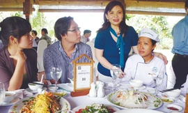 Thực khách ăn để nghiệm thu thực đơn dinh dưỡng hợp lý do Trung tâm dinh dưỡng tổ chức ngày 25-11. Ảnh: L.N