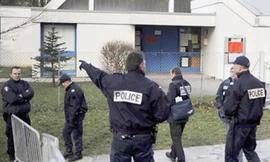 Hai tay 'múa' kiếm khống chế con tin tại nhà trẻ